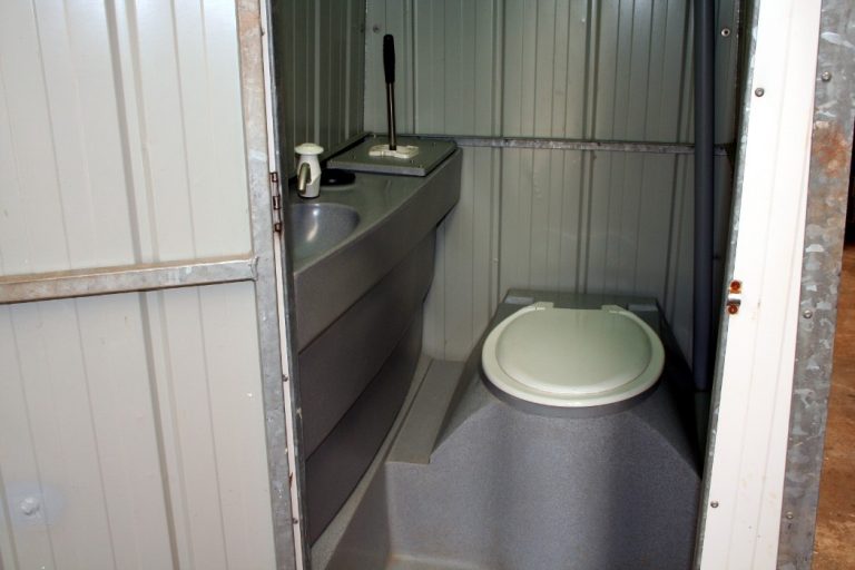 portable toilet hire brisbane 768x512