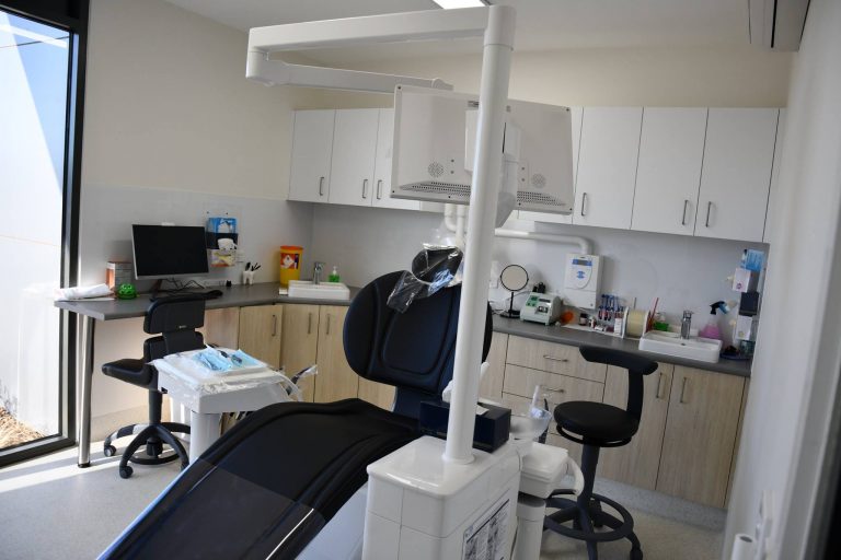 Dentist Hoppers Crossing   Sayers Dental Aesthetics Implants   Dental Chair 768x512