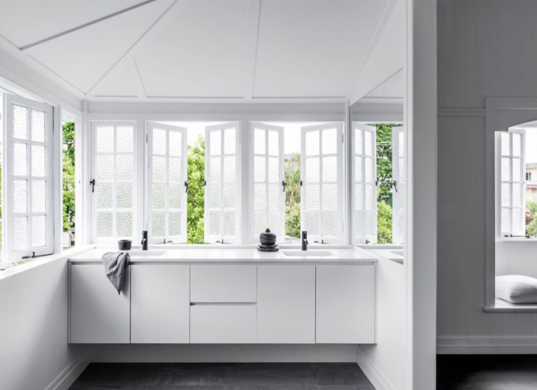 fresh spring cleaned bathroom 768x558