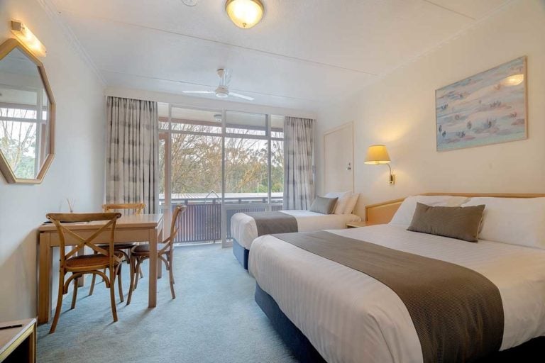 moe parklands deluxe twin room 1 768x512