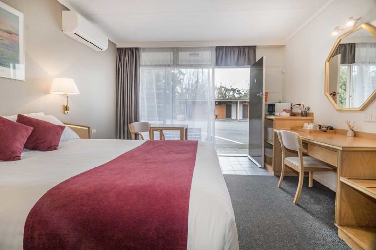 moe parklands motel queen deluxe room 1 768x512