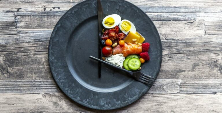 A quick look at the benefits and risks of keto fasting. 768x394