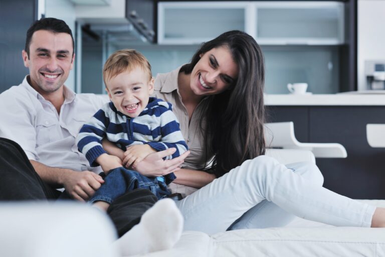 happy young family have fun at home PCNFJ58 min 768x512