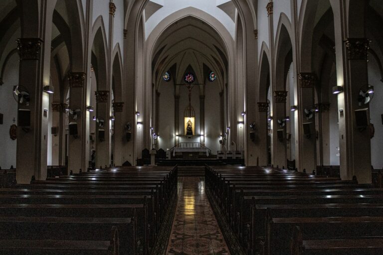 aisle altar arches 2090916 768x512