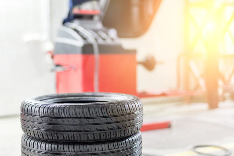 Canva Car maintenance and service center. Vehicle tire repair and replacement equipment. Seasonal tire change 768x512