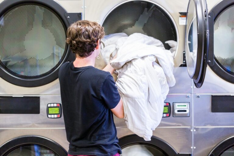How to improve your business using commercial laundry software 768x512