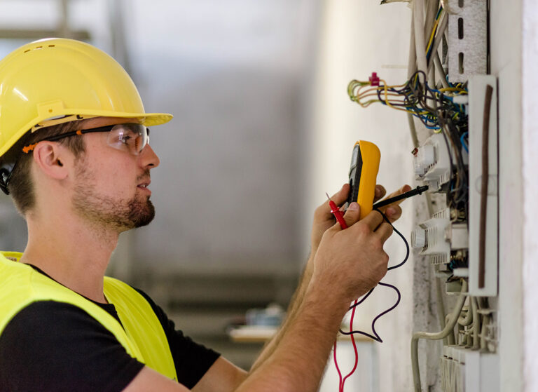 electrician istock 487018428 768x559