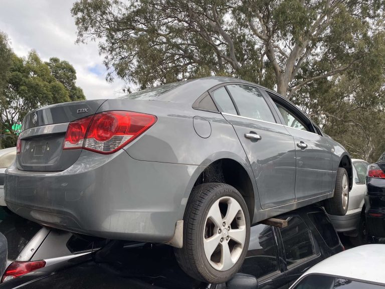 damaged car removed in Hotham Hill 768x576