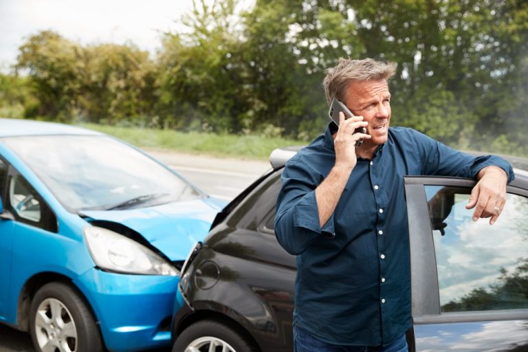 mature male motorist involved in car accident call QMFKBAU 1024x683 1 768x512