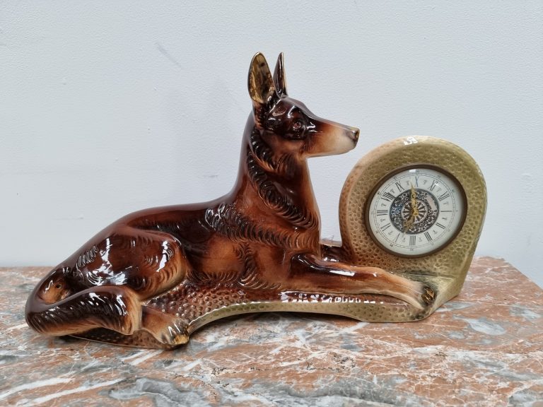 antique clock 768x576