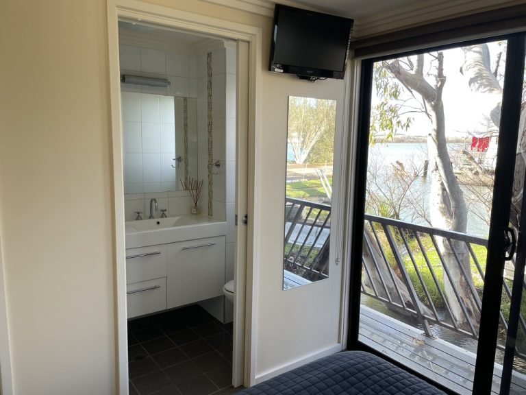 bathroom 2 768x576