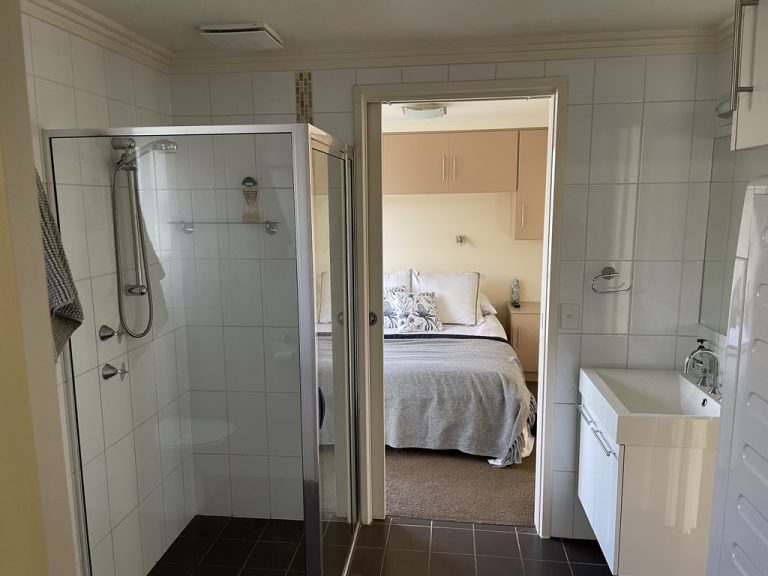 bathroom 3 768x576