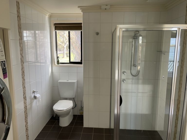 bathroom 768x576