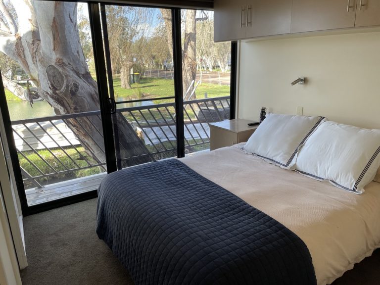 bedroom1 768x576