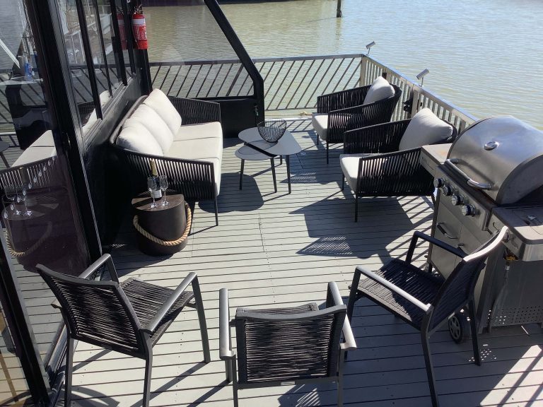 outdoor entertaining area 5 768x576