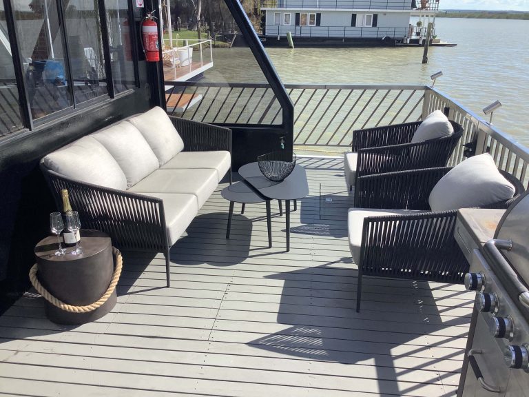 outdoor entertaining area 9 768x576