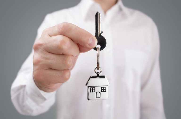 giving house key on keychain PG4DJ2M 768x505