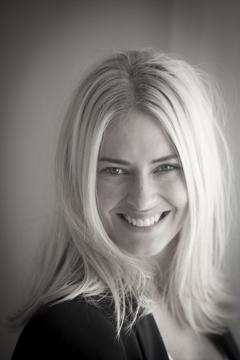 natural headshot blonde 768x1152