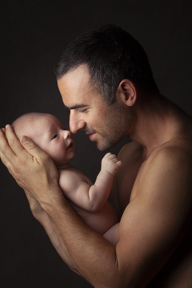 newborn father studio skin on skin 768x1152