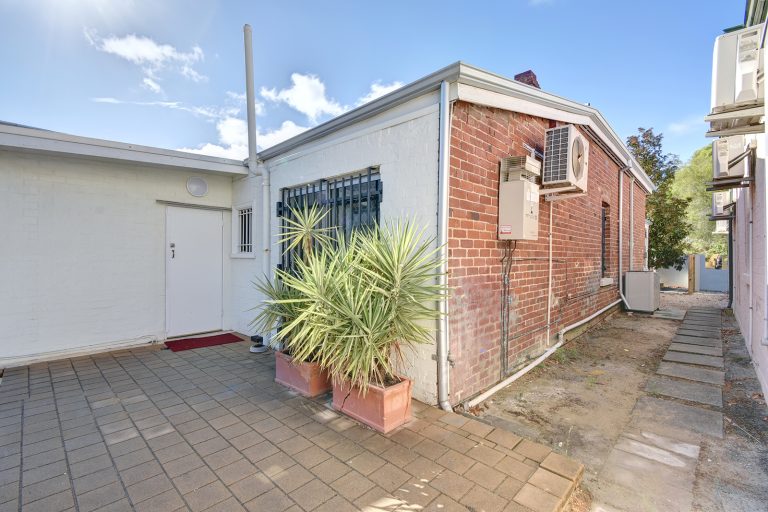 WEB 2018 19 263 30 Churchill Ave 050 768x512