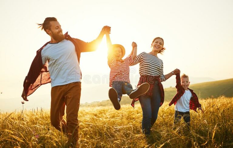 Happy family 768x488