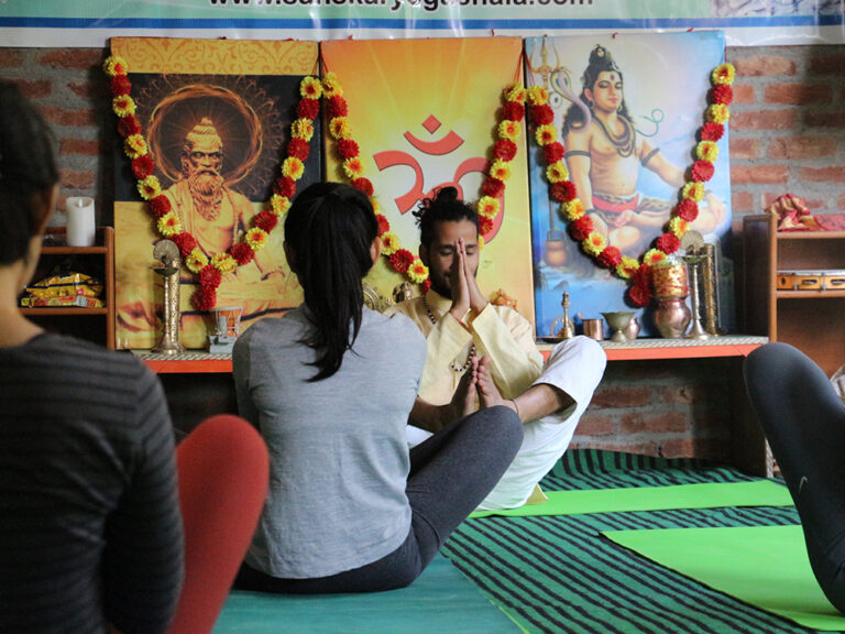 yoga class in rishikesh 768x576